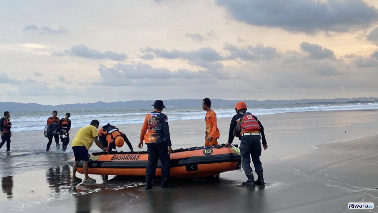 SAR gabungan menyiapkan tim darat dan laut untuk mencari 2 remaja yang tenggelam di Pantai Menganti Kisik Cilacap